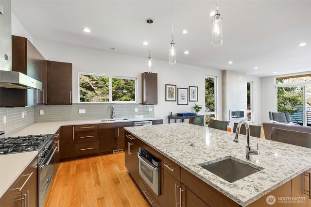 9719 Lake Shore Boulevard NE, Seattle, WA 98115