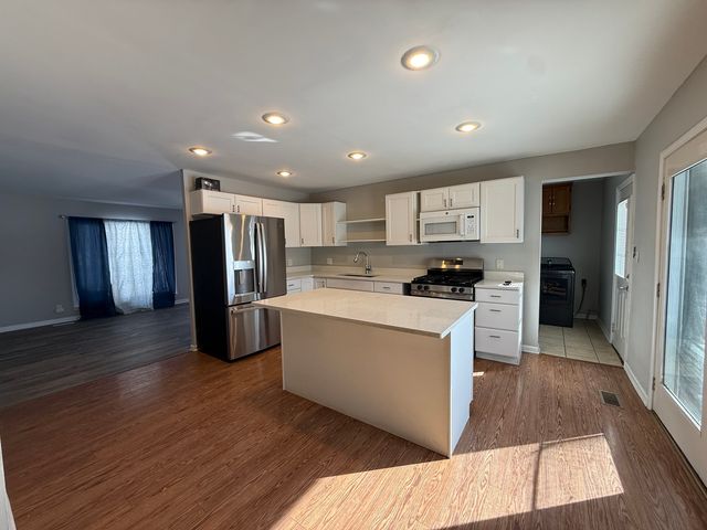 719 Surrey Drive, Streamwood, IL 60107