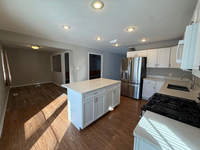 719 Surrey Drive, Streamwood, IL 60107