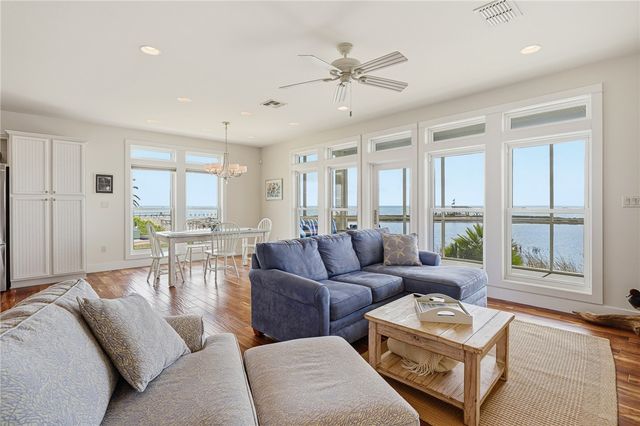 15 Old Cottage Beach Dr, Rockport, TX 78382