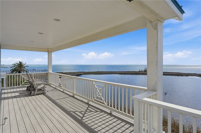 15 Old Cottage Beach Dr, Rockport, TX 78382