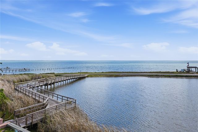 15 Old Cottage Beach Dr, Rockport, TX 78382