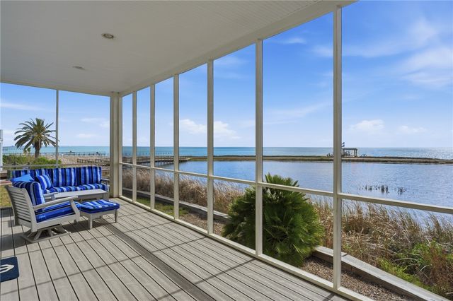 15 Old Cottage Beach Dr, Rockport, TX 78382