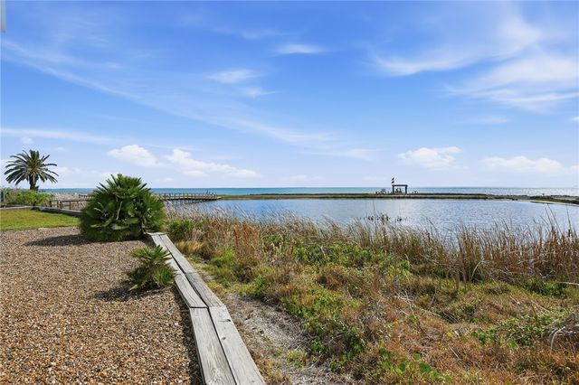 15 Old Cottage Beach Dr, Rockport, TX 78382