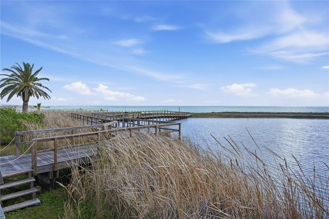15 Old Cottage Beach Dr, Rockport, TX 78382