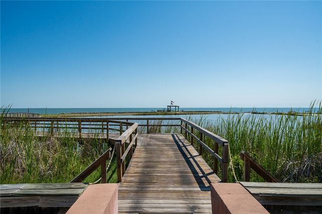 15 Old Cottage Beach Dr, Rockport, TX 78382