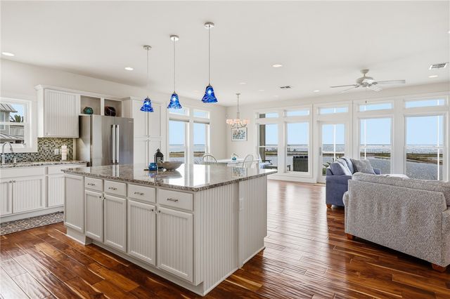 15 Old Cottage Beach Dr, Rockport, TX 78382