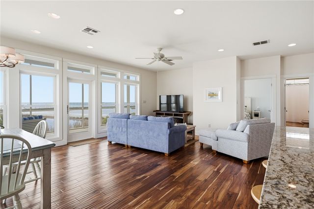 15 Old Cottage Beach Dr, Rockport, TX 78382