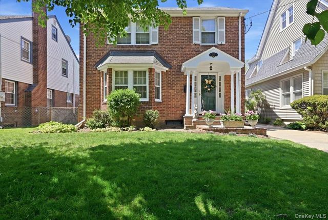 100 W Poplar Street W, Floral Park, NY 11001