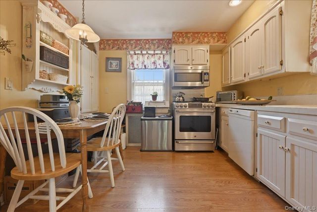 100 W Poplar Street W, Floral Park, NY 11001