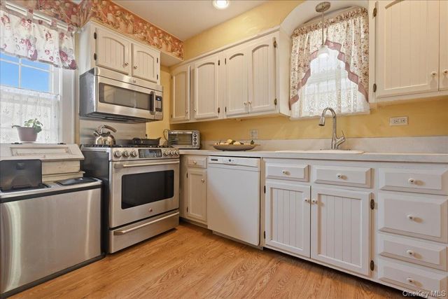 100 W Poplar Street W, Floral Park, NY 11001