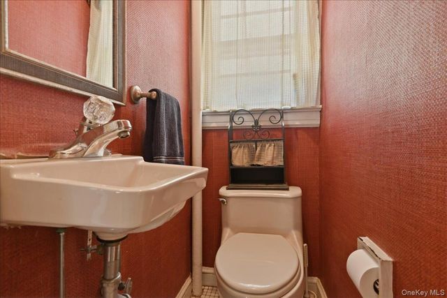 100 W Poplar Street W, Floral Park, NY 11001