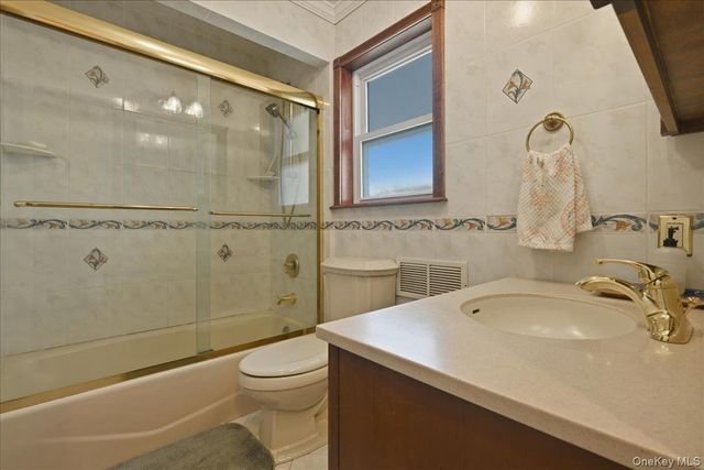 100 W Poplar Street W, Floral Park, NY 11001