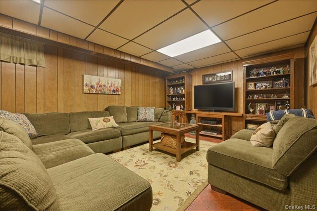 100 W Poplar Street W, Floral Park, NY 11001
