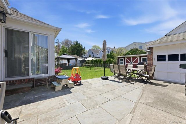 100 W Poplar Street W, Floral Park, NY 11001