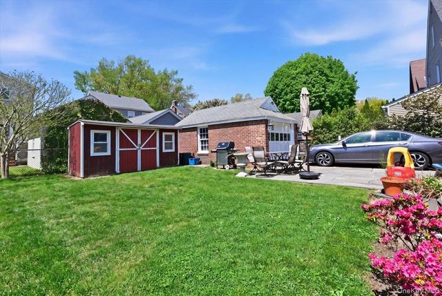 100 W Poplar Street W, Floral Park, NY 11001