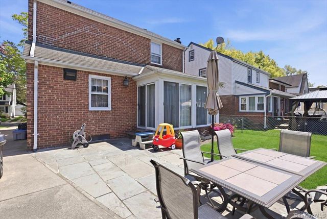 100 W Poplar Street W, Floral Park, NY 11001