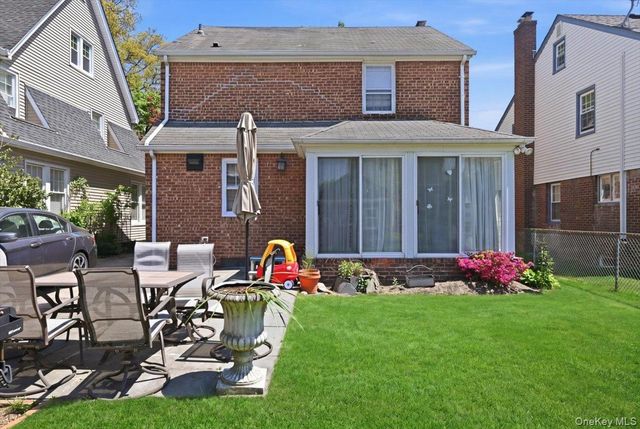 100 W Poplar Street W, Floral Park, NY 11001