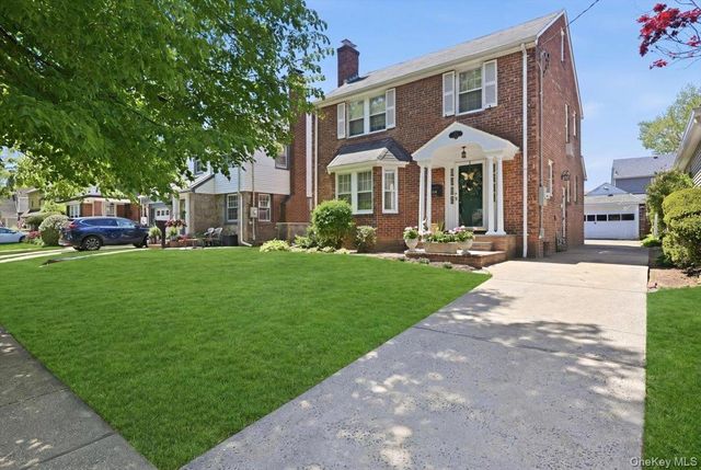 100 W Poplar Street W, Floral Park, NY 11001