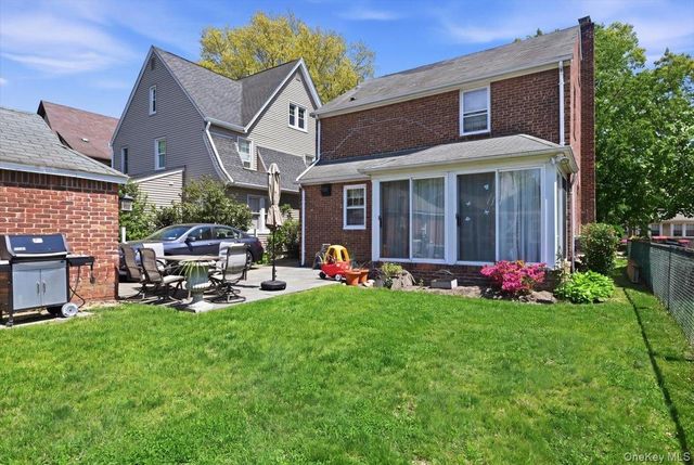100 W Poplar Street W, Floral Park, NY 11001
