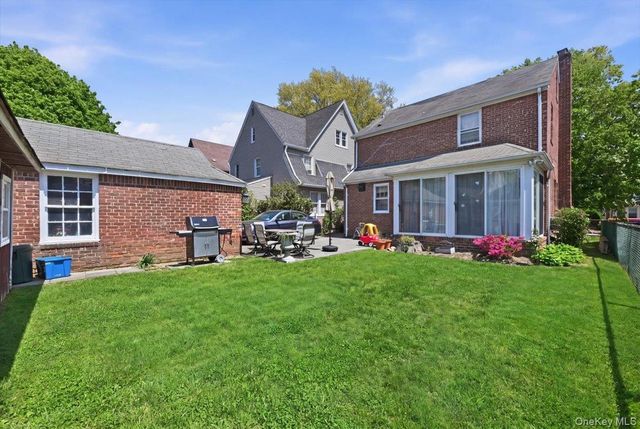 100 W Poplar Street W, Floral Park, NY 11001