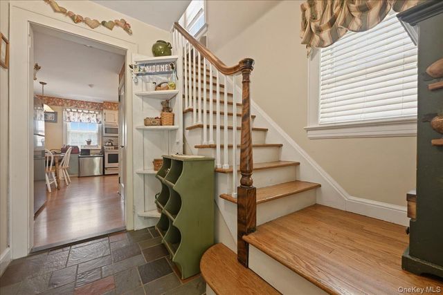 100 W Poplar Street W, Floral Park, NY 11001