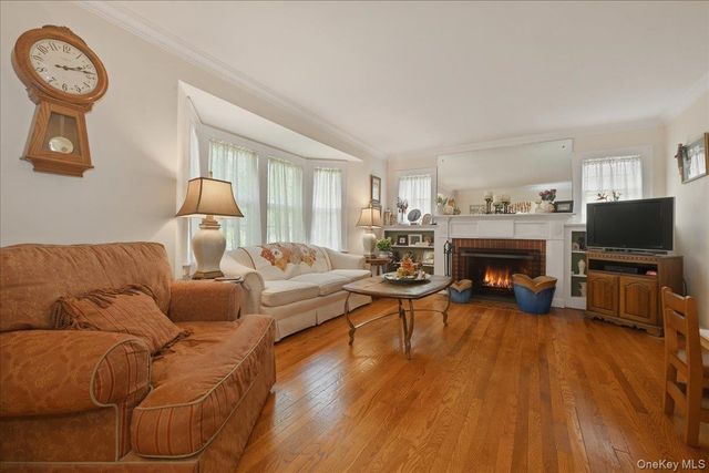 100 W Poplar Street W, Floral Park, NY 11001