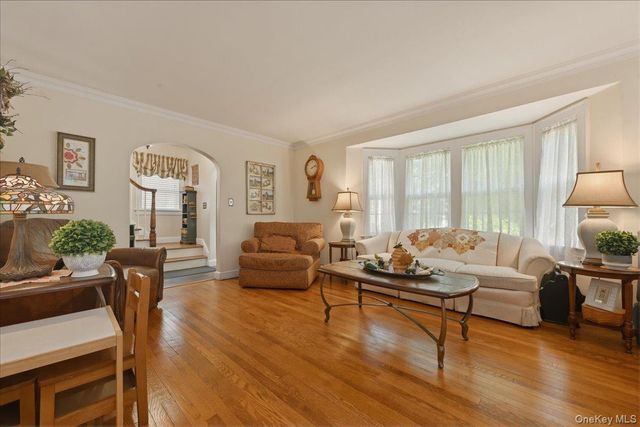 100 W Poplar Street W, Floral Park, NY 11001