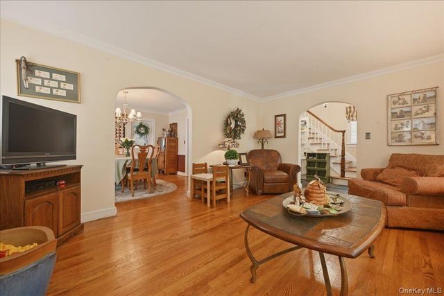 100 W Poplar Street W, Floral Park, NY 11001