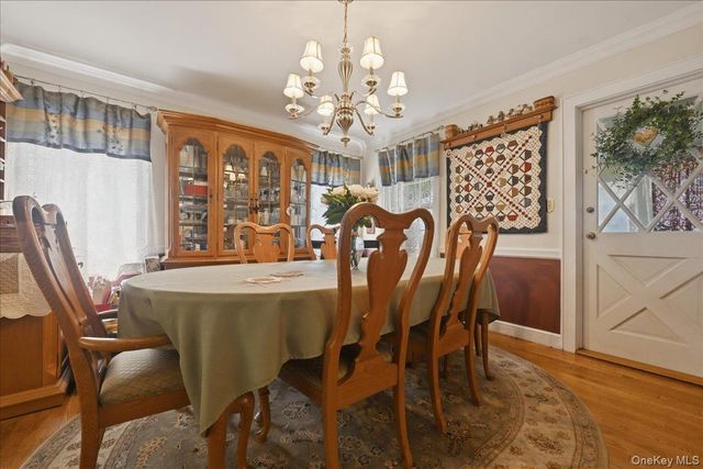 100 W Poplar Street W, Floral Park, NY 11001