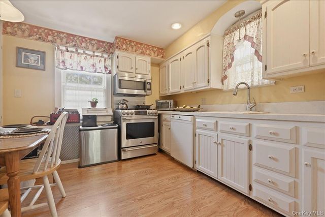 100 W Poplar Street W, Floral Park, NY 11001