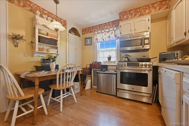 100 W Poplar Street W, Floral Park, NY 11001
