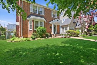 100 W Poplar Street W, Floral Park, NY 11001