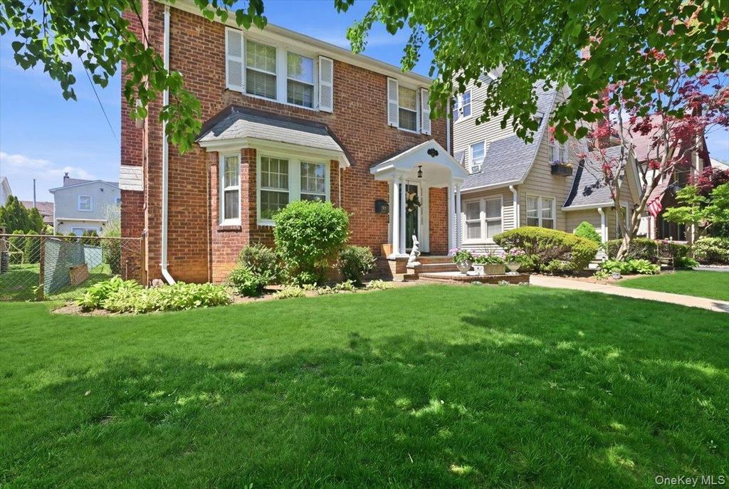 100 W Poplar Street W, Floral Park, NY 11001