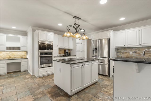 6723 E 97th Street, Tulsa, OK 74133