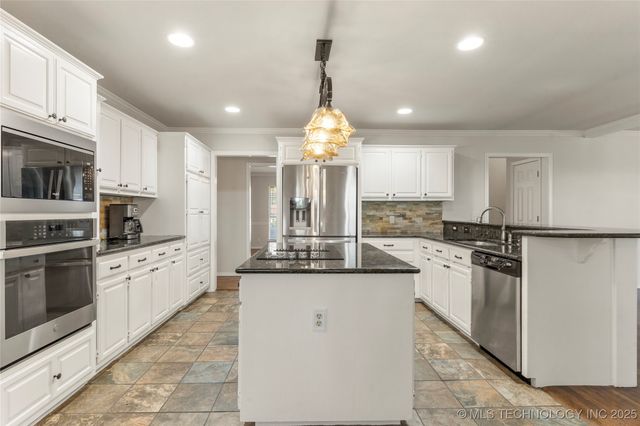 6723 E 97th Street, Tulsa, OK 74133