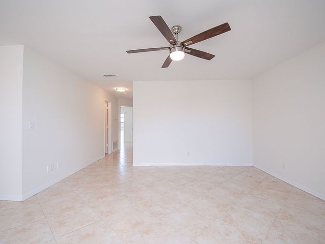 93 Spring Lake Drive 202, Vero Beach, FL 32962