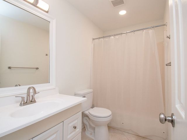 93 Spring Lake Drive 202, Vero Beach, FL 32962