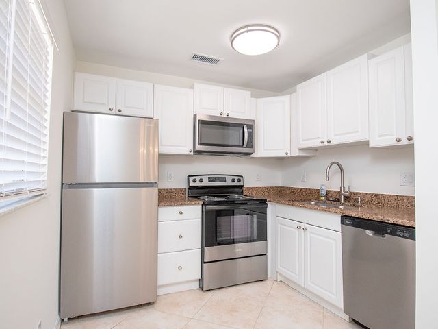 93 Spring Lake Drive 202, Vero Beach, FL 32962