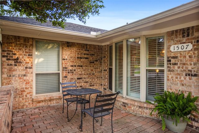 1507 Meadow Way Court, Mansfield, TX 76063