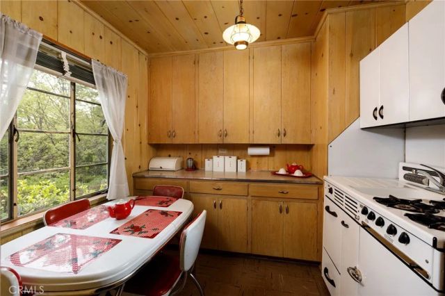 28641 North Shore Road, Lake Arrowhead, CA 92352