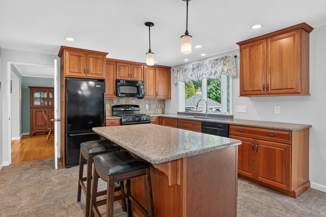 5 Carruth Dr, Northborough, MA 01532