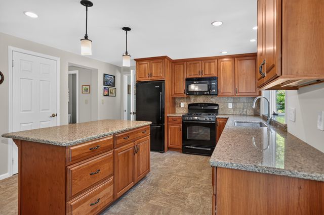 5 Carruth Dr, Northborough, MA 01532