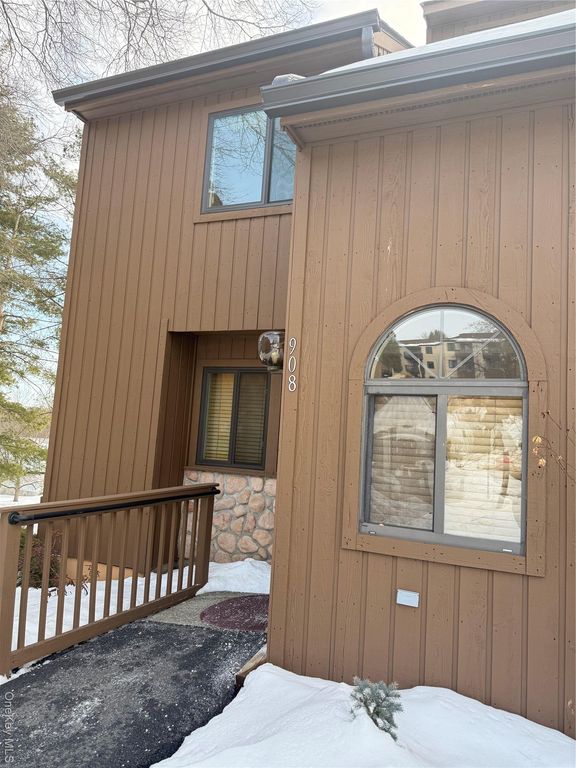 908 Scenic Lane, Poughkeepsie, NY 12603