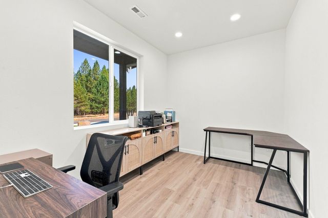 28230 N Hardesty Rd, Chattaroy, WA 99003