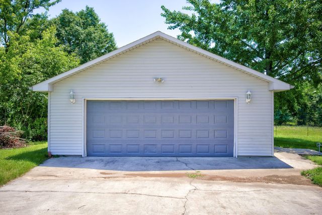 657 Tennessee Dr, Livingston, TN 38570