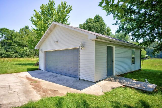 657 Tennessee Dr, Livingston, TN 38570