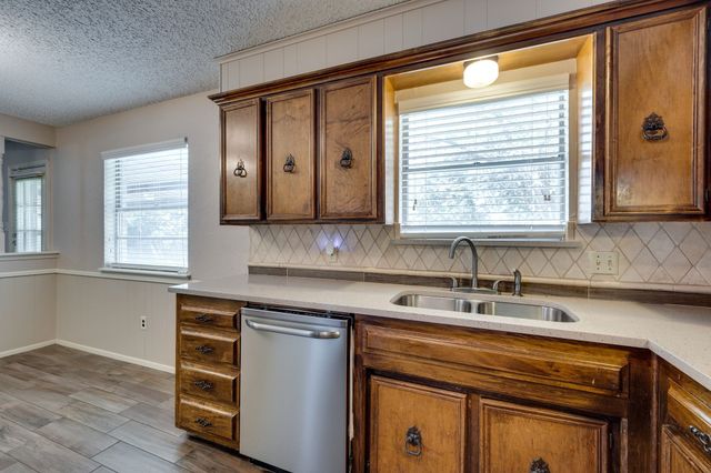 504 S Colonial Drive, Cleburne, TX 76033