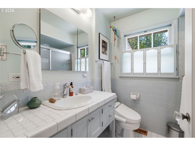 4920 Sw 31st Dr, Portland, OR 97239
