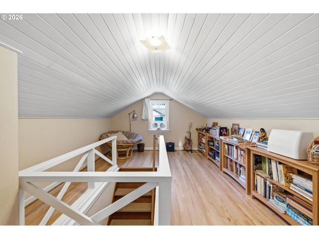 4920 Sw 31st Dr, Portland, OR 97239